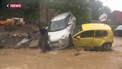 Des voitures emportées par la pluie en Belgique