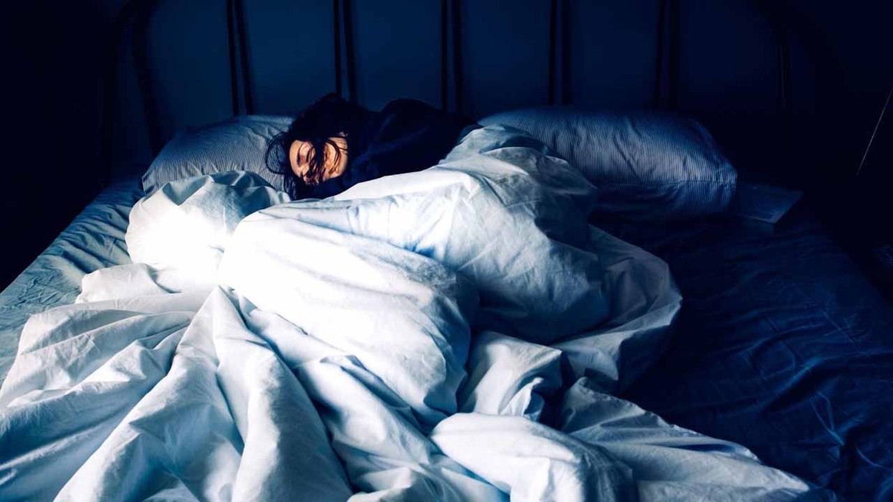 Doing This Before Bed Can Mess with Your Metabolism — and It Has Nothing to Do with Food