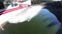 Lanzan miles de peces desde un avión para repoblar un lago en Estados Unidos