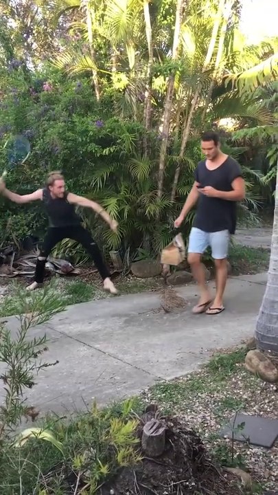 Il s'amuse à renverser tous les McDo de son pote pour l'empêcher de grossir