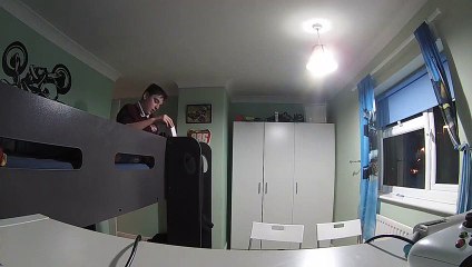 Descendre d'un lit superposé... compliqué