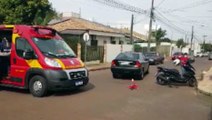 Mãe e filha ficam feridas em acidente entre moto e carro na Rua Jânio Quadros, no Pioneiros Catarinenses