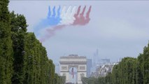 Quand la patrouille de France survole les Champs-Elysées pour le défilé du 14 Juillet