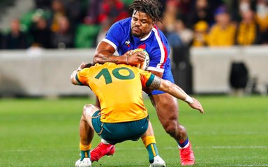 Jonathan Danty aplatit le demi d'ouverture des Wallabies