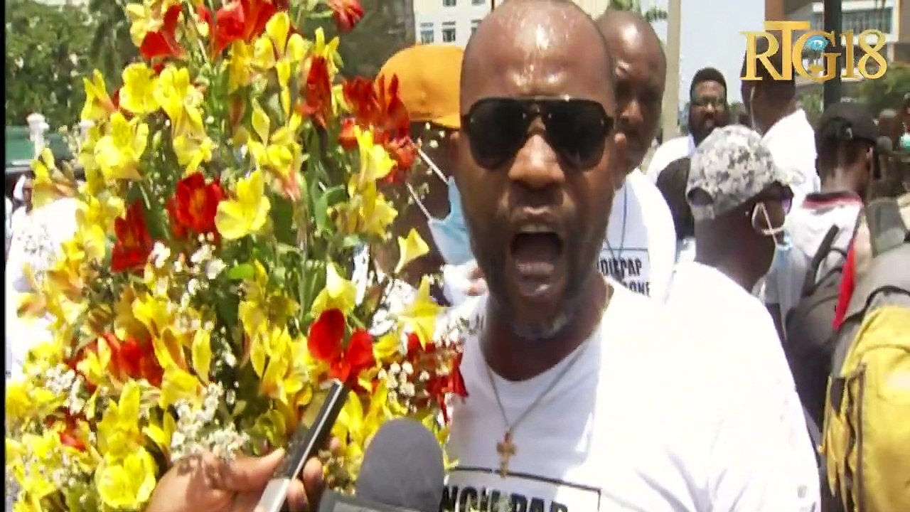 Plizyè patizan ak senpatizan prezidan Jovenel Moïse depoze flè devan palè nasyonal nan memwa'l.