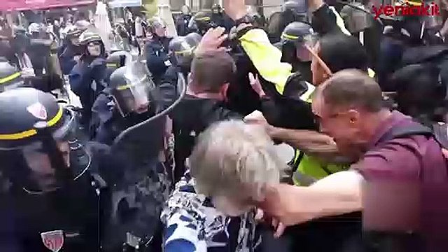 Paris karıştı! 'Kahrolsun diktatör' sloganı atan göstericilere Fransız polisinden sert müdahale