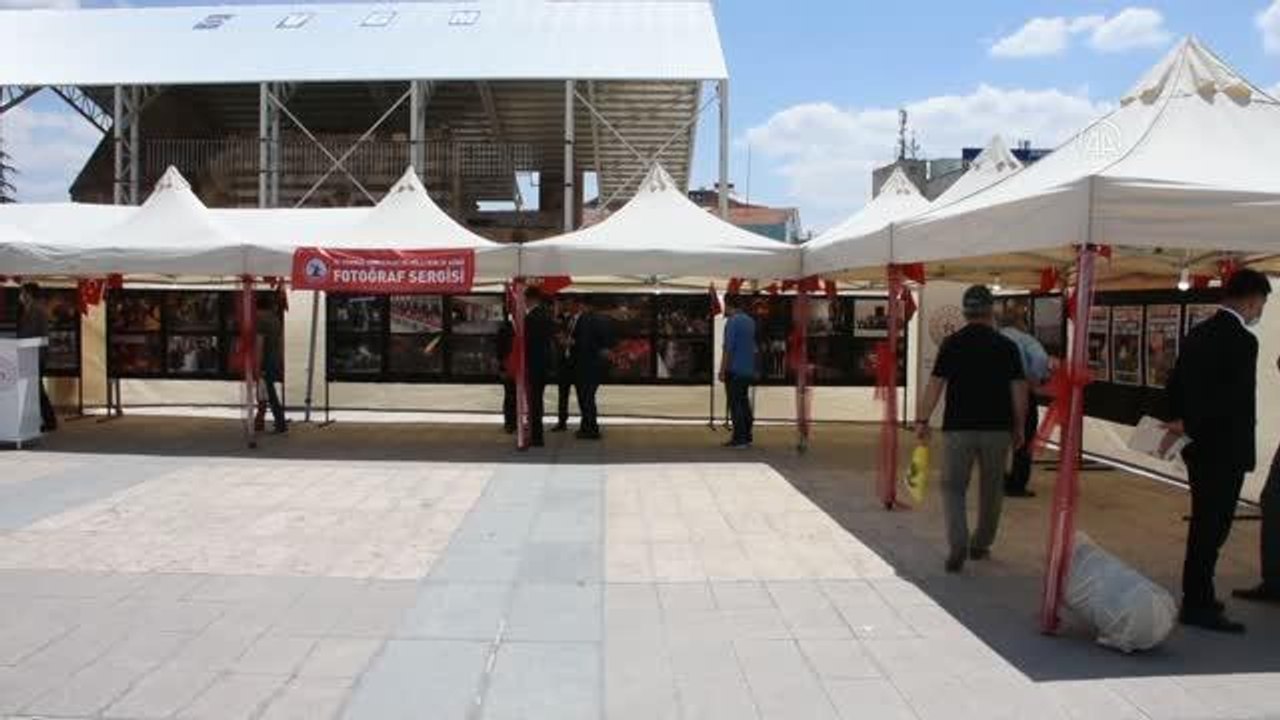 Kent meydanında AA fotoğraflarının yer aldığı "15 Temmuz" sergisi açıldı