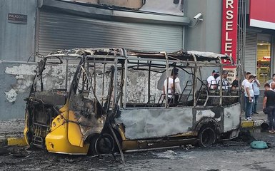 Küçükçekmece'de park halindeki minibüste yangın çıktı