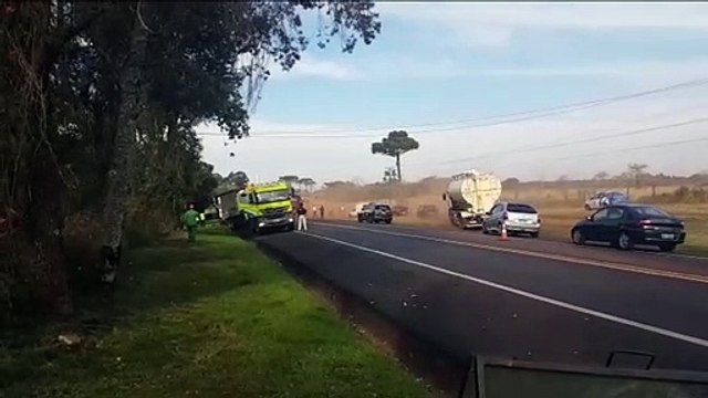 Colisão entre três caminhões e carro é registrada na rodovia BR-277