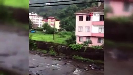 Rizede etkili olan sağnak yağış dereleri taşırdı!