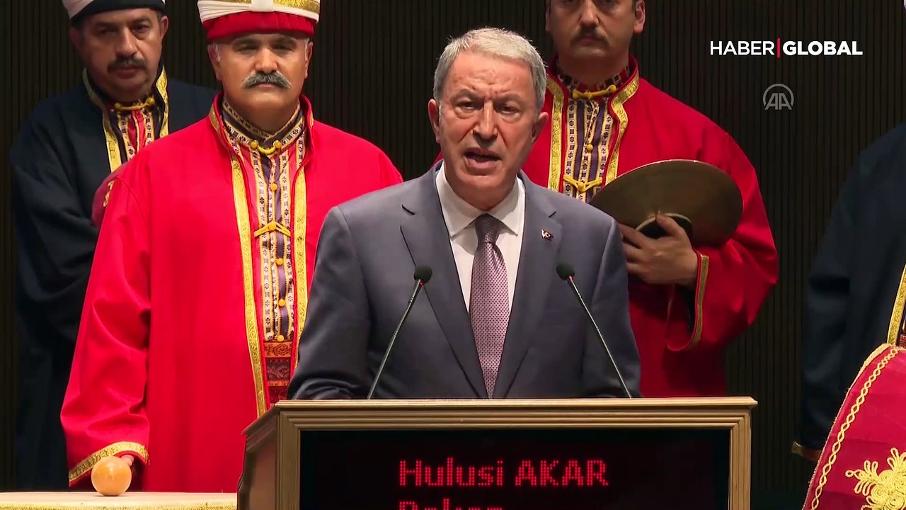 Bakan Akar'dan terörle mücadele mesajı: Mehmetçiğin nefesi enselerinde, teröristler kaçacak delik arıyor