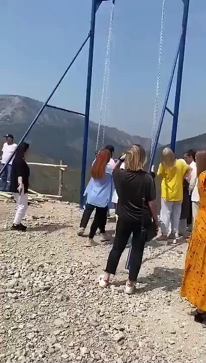 Terrifying moment two women fall off swing on the edge of 6000ft clif When Chain snaps |Russia