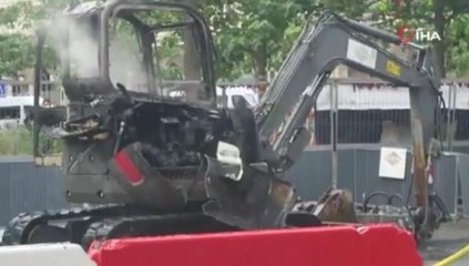 Fransa'da aşı karşıtları iş makinelerini ateşe verdi