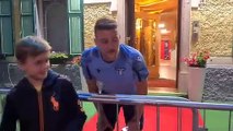 Lazio, Milinkovic esce a sorpresa dall'albergo per fare foto con i tifosi