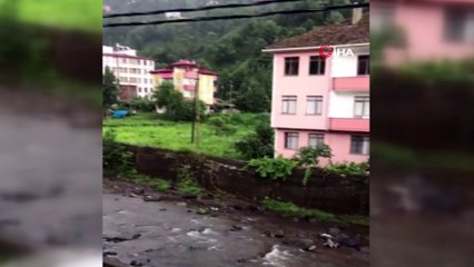 Araçlar su altında kaldı, iş yerlerini su bastı