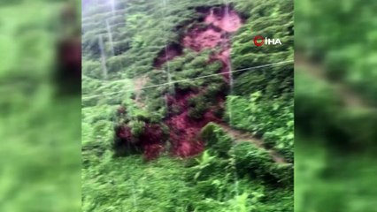 Çay bahçesindeki heyelan anı kamerada