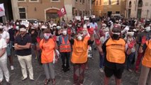 Migranti, a Montecitorio una benda sugli occhi per dire 'no' ad accordi con la Libia