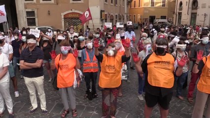 Migranti, a Montecitorio una benda sugli occhi per dire 'no' ad accordi con la Libia