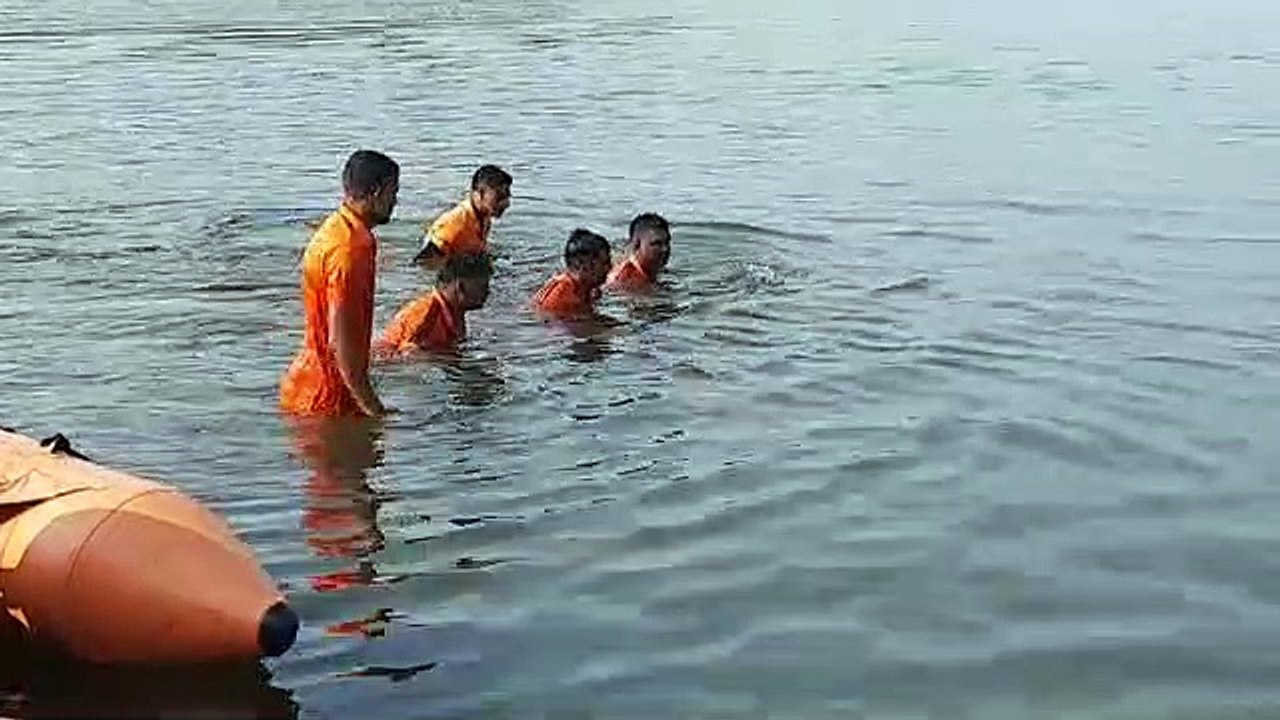 बाढ़ में फंसे लोगों को बचाने के लिए एसडीआरएफ का प्रदर्शन