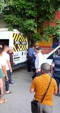 Sancaktepe'de annesini sokak ortasında darp eden şahsa vatandaştan linç girişimi