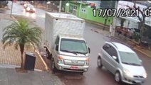 Câmera de monitoramento flagra colisão entre carro e moto na Rua Souza Naves, no Parque São Paulo