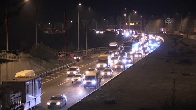 Kurban Bayramı için yola erken çıkan sürücüler, otoyolun Düzce ve Bolu Dağı kesiminde yoğunluğa neden oluyor