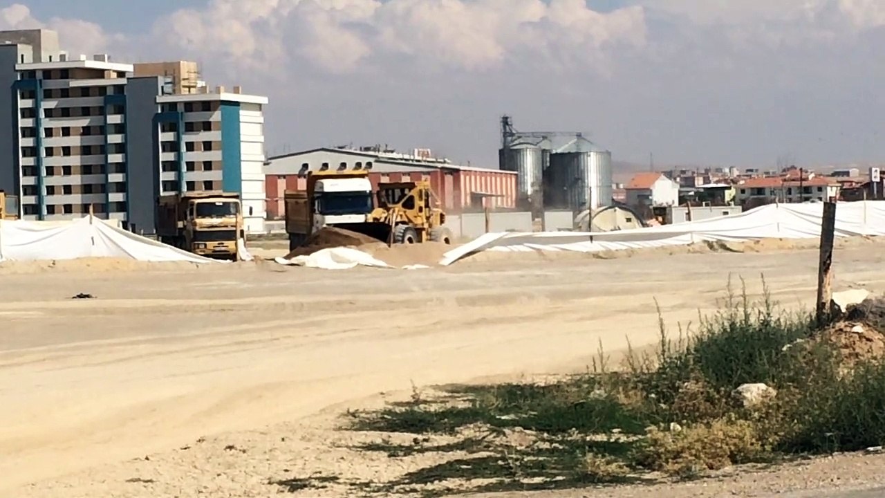 Kum ocağında çalışan insan