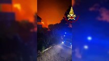 Incendio sul Gargano, 24 ore di lavoro dei VdF: le altissime fiamme minacciano le case - VIDEO