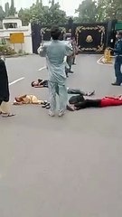 Cm house ka bahire gareeb family ka ahtjaj bacho samat gate ka aaga late gaya