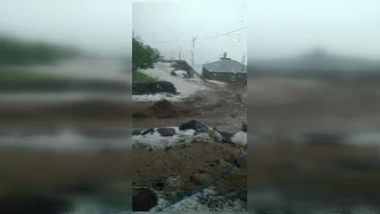 Son Dakika | Sel ev, ahır ve tarım aletlerine zarar verdi