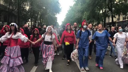 Fransa'da binlerce kişi "aşı zorunluluğu" karşıtı gösteride Macron yönetimini protesto etti
