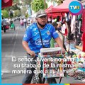 Don Juventino equipó su bicicleta para vender sus revistas y periódicos