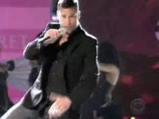 Ricky Martin - Drop It On Me - Live @