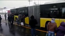 Yolda kalan yolcular metrobüsü itti!