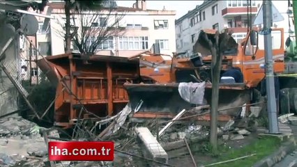 Kar küreme aracı binaya çarptı:1 ölü