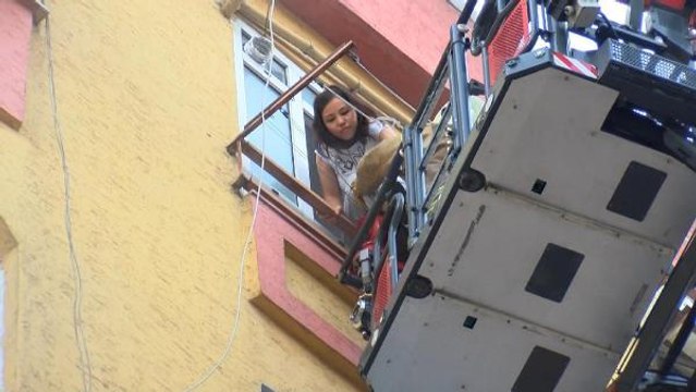 Zeytinburnu'nda 5 katlı binada yangın; itfaiye 8 kişiyi kurtardı