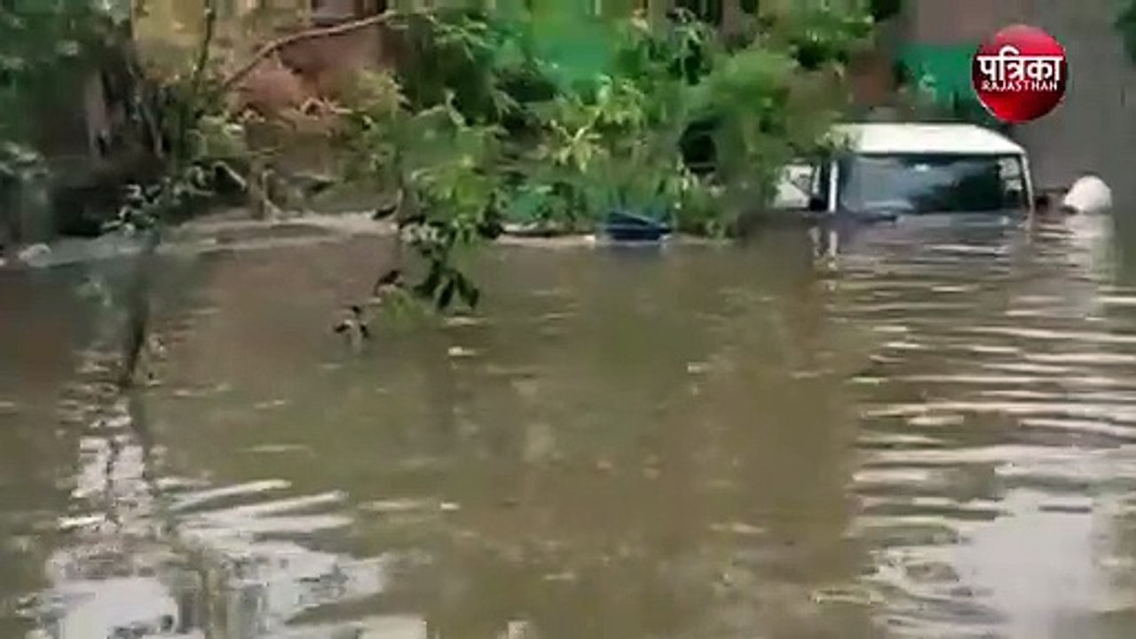 फतेहपुर में भारी बारिश से रास्ते बंद, टूटे पेड़- डूबे वाहन