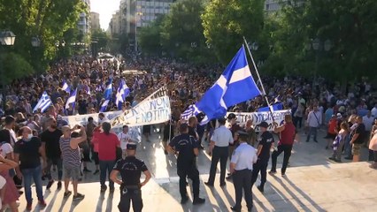 Júbilo y protestas a medida que la vacunación se extiende a otros grupos de edad