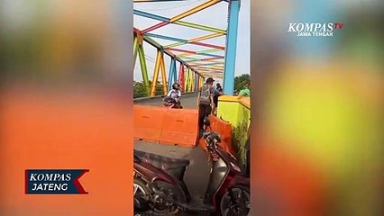 Warga Nekat Menerobos Penyekatan Jalan