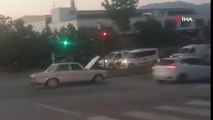 Seyir halindeki otomobilde Türk işi tamir kamerada