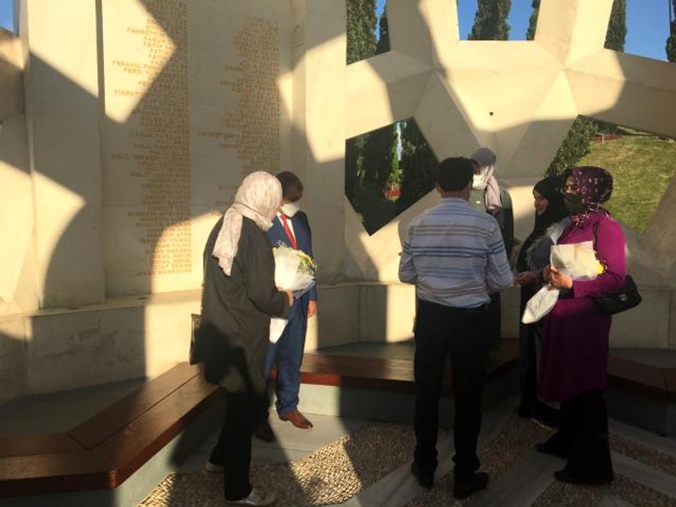 Son dakika haber... 15 Temmuz Şehitler Anıtı'nda dua edilip şehit ailelerine çiçekler verildi