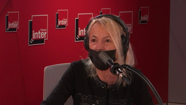 Laure Adler : Dans sa dernière exposition, il a installé quatre grands écrans d'images du bonheur. Et puis, il a zébré ces images d'accidents, pour nous montrer que la réalité était toujours perforée, que le réel, on finissait toujours par s'y cogner.