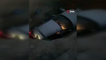 Düz yolda giderken kendini kanalizasyon çukurunda buldu