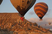 Kapadokya'da balonlar 15 Temmuz nedeniyle Türk bayrağı ve pankartlarla havalandı