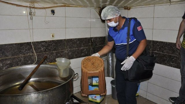 Tatlı imalathanesinde mide bulandıran görüntüler