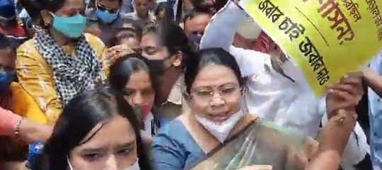 ভুয়া ভ্যাকসিন কান্ড নিয়ে বিক্ষোভ সমাবেশে দেবশ্রী চৌধুরী সহ বিজেপি কর্মী সমর্থকদের আটক করে পুলিশ