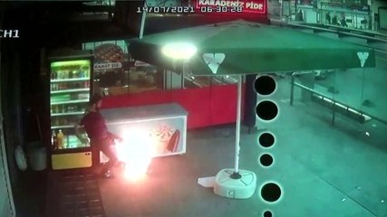 Alev alan piknik tüpünü tekmeleyerek böyle dışarıya çıkardı