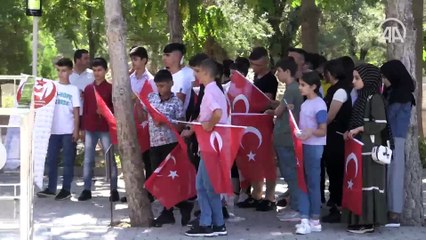 Télécharger la video: Şehit Ömer Halisdemir'in kabrine ziyaretçi akını