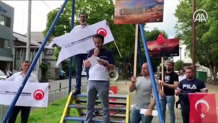 Japonya'da FETÖ'ye ait okulun önünde terör örgütü protestosu