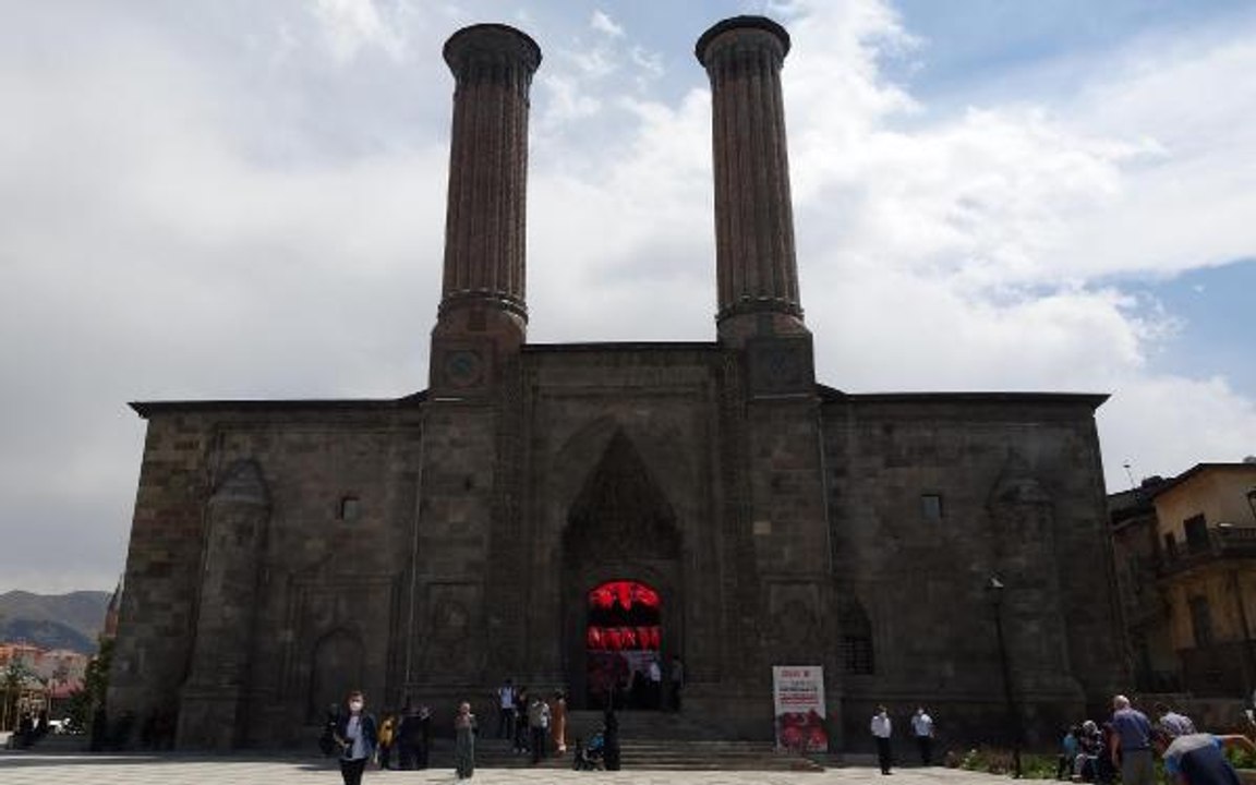 VAKIF ESERLERİ MÜZESİ'NE DÖNÜŞTÜRÜLEN ÇİFTE MİNARELİ MEDRESE'DE 90 ESER SERGİLENDİ